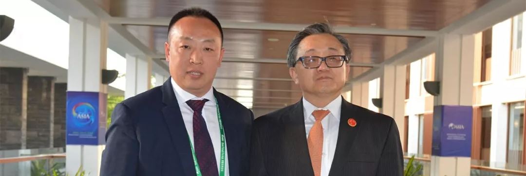 啊啊啊艹我视频联合国副秘书长刘振民和赵章栓会长在博鳌亚洲论坛亲切交"